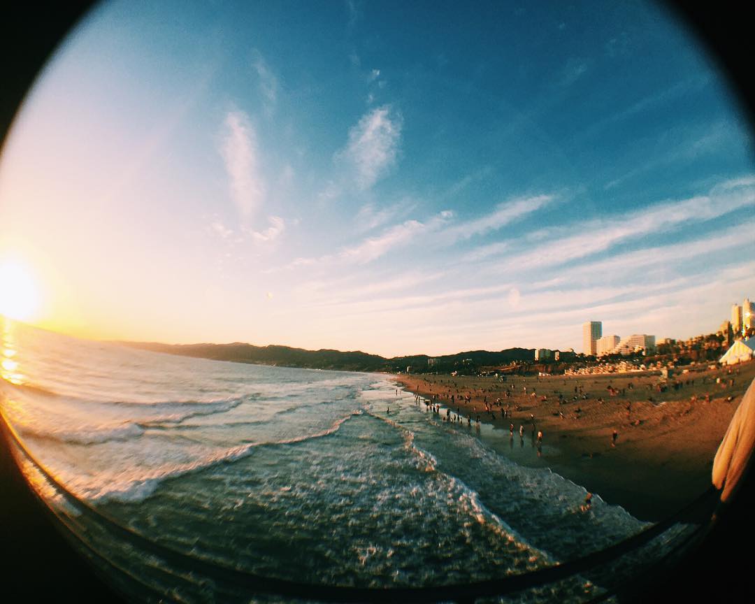 Sunset seekers. I finally found something to take photos of in LA, and man did I take a lot of photos. 🎡